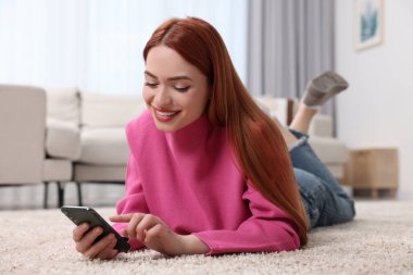 Memleketteki akıllı telefondan mesaj gönderen mutlu kadın.