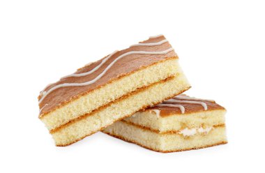 Lezzetli ev yapımı sünger kekleri beyaza izole edilmiş.