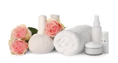 Beyaz arka planda farklı bakım ürünleri ve çiçekleri olan güzel bir spa kompozisyonu