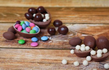 Tahta masada nefis çikolata yumurtaları ve şekerler.