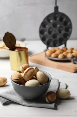 Lezzetli ceviz şekilli kurabiyeler. Yoğunlaştırılmış süt beyaz ahşap masa üzerinde.