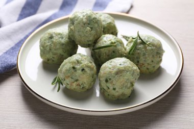 Beyaz ahşap masada nefis falafel topları, yakın plan. Vejetaryen ürünleri