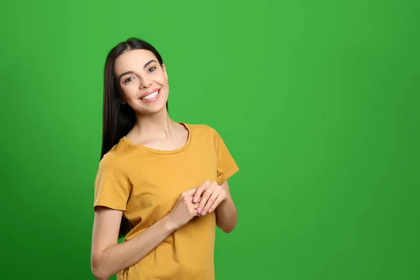 Składanie Klucza Chroma Szczęśliwa Młoda Kobieta Ciemnymi Włosami Zielonym Ekranie — Zdjęcie stockowe
