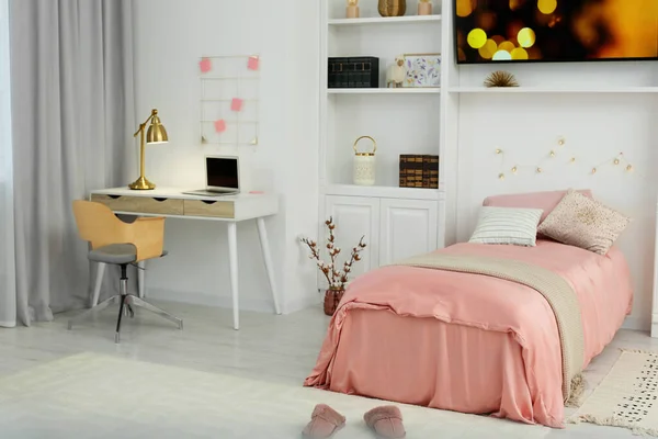 快適なベッド 職場とモダンなテレビセットを備えたスタイリッシュなティーンエイジャーの部屋のインテリア — ストック写真