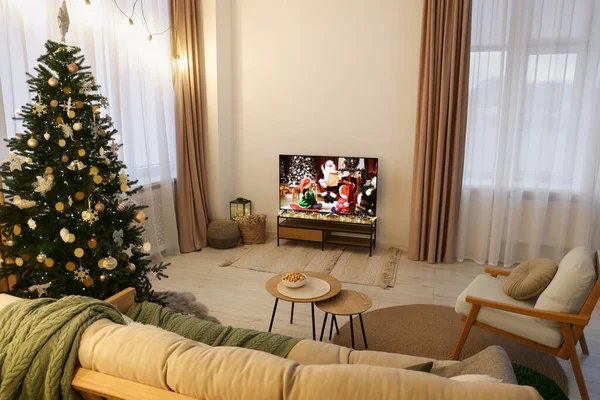 スタイリッシュな部屋で広いテレビセット 家具やクリスマスツリー — ストック写真