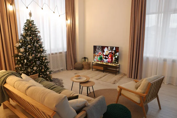 スタイリッシュな部屋で広いテレビセット 家具やクリスマスツリー — ストック写真