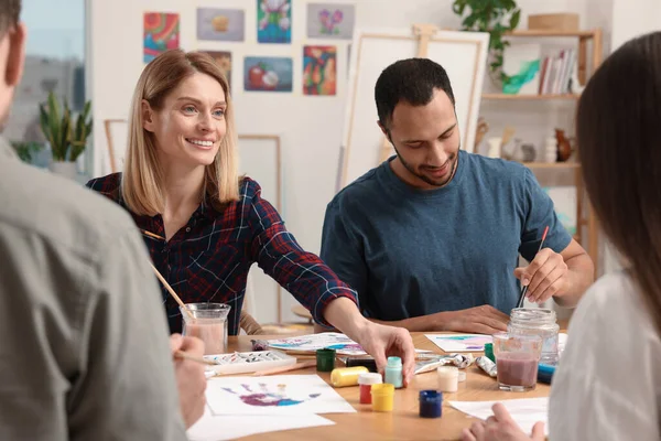 Ομάδα Μαθητών Που Παρακολουθούν Μαθήματα Ζωγραφικής Στο Στούντιο Δημιουργικό Χόμπι — Φωτογραφία Αρχείου