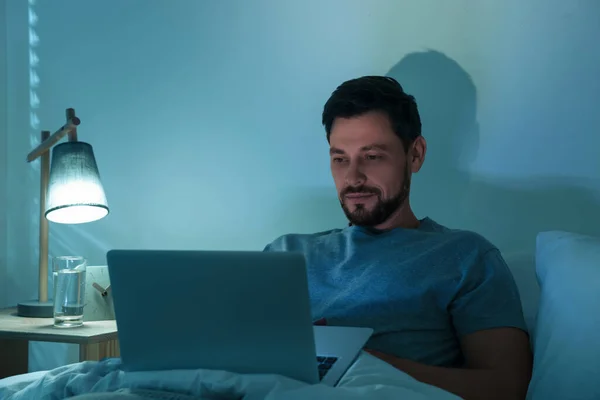 Человек Использующий Ноутбук Постели Ночью Интернет Зависимость — стоковое фото