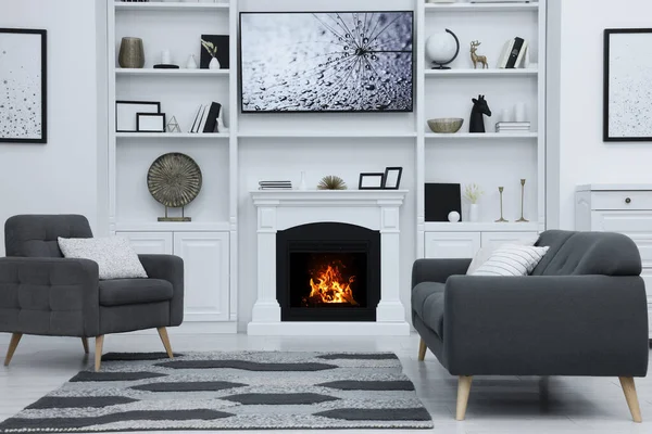 Stilvolles Zimmer Mit Schönem Kamin Und Komfortablen Möbeln Innenarchitektur — Stockfoto