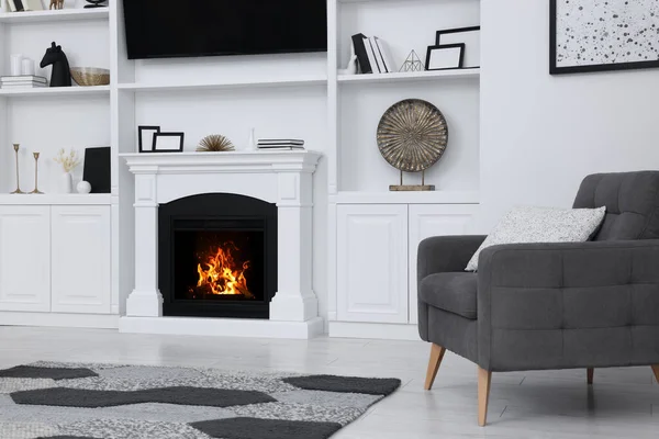 美しい暖炉と快適なアームチェアとスタイリッシュな部屋 インテリアデザイン — ストック写真