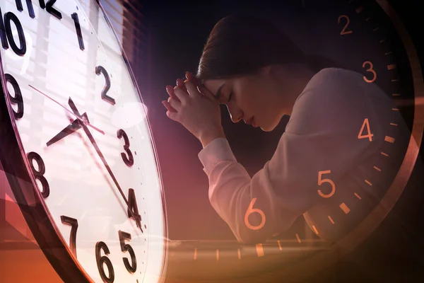 Gestão Pontual Múltipla Exposição Mulher Cansada Trabalhando Escritório Noite Relógios — Fotografia de Stock