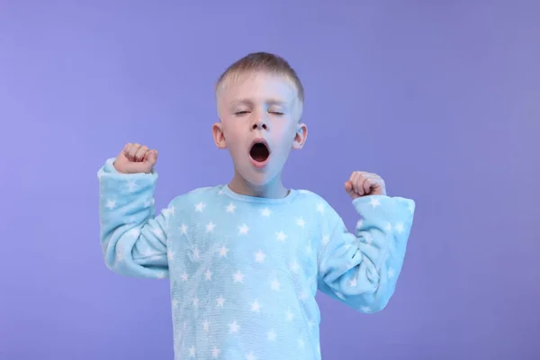 Сонный Мальчик Зевает Фиолетовом Фоне Бессонница — стоковое фото