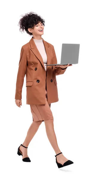 Güzel Mutlu Kadını Beyaz Arka Planda Dizüstü Bilgisayar Kullanıyor — Stok fotoğraf