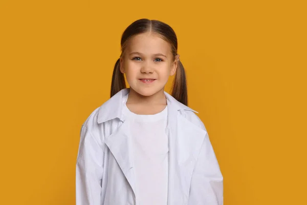Portrét Malé Dívky Lékařské Uniformě Žlutém Pozadí — Stock fotografie