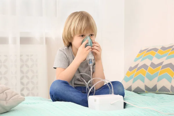 Menino Doente Usando Nebulizador Para Inalação Cama Casa — Fotografia de Stock
