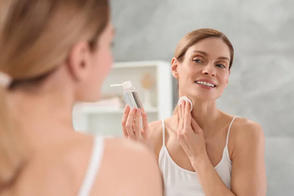 Vacker Kvinna Tar Bort Makeup Med Bomullspad Nära Spegeln Inomhus — Stockfoto