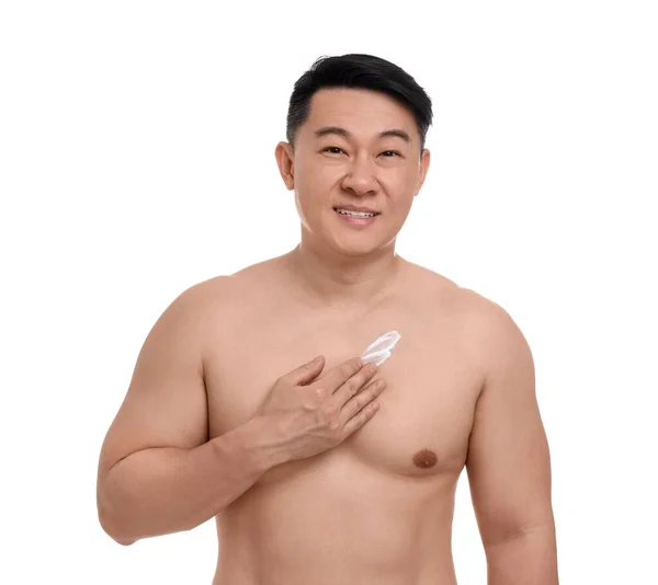 Yakışıklı Bir Adam Beyaz Arka Planda Göğsüne Vücut Kremi Sürüyor — Stok fotoğraf
