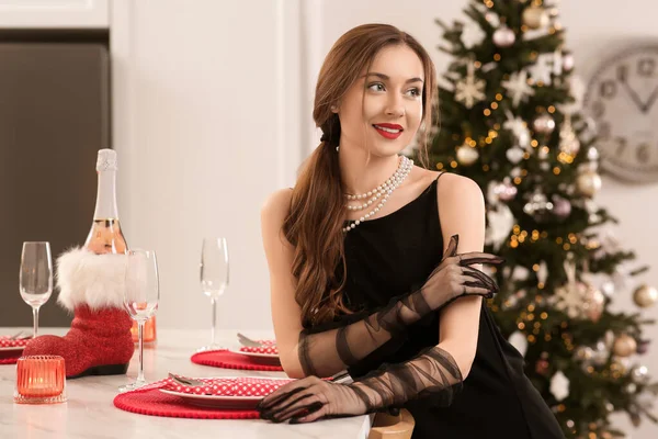Noel Ağacının Yanında Güzel Genç Bir Kadın Mutfakta Bir Masa — Stok fotoğraf