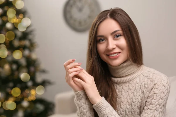 Evdeki Noel Ağacının Yanında Gülümseyen Güzel Genç Kadın Mesaj Için — Stok fotoğraf