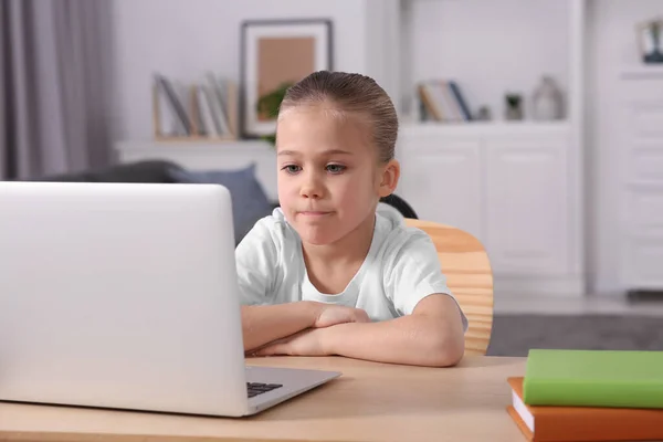 Menina Usando Laptop Mesa Dentro Casa Vício Internet — Fotografia de Stock