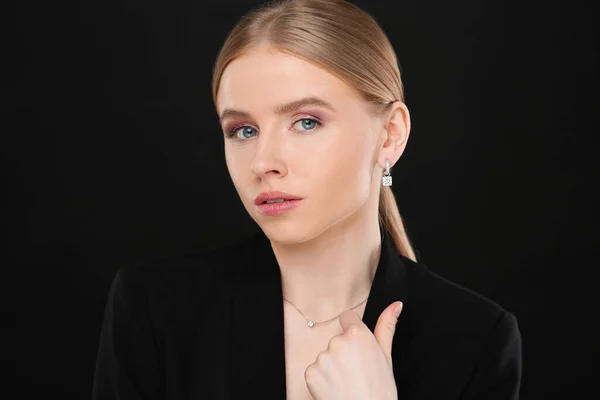 Mooie Jonge Vrouw Met Elegante Sieraden Zwarte Achtergrond — Stockfoto