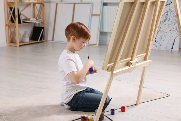 Rapaz Pintar Estúdio Usando Cavalete Para Segurar Tela — Fotografia de Stock