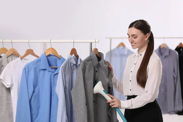 Vrouw Stomend Shirt Hanger Kamer — Stockfoto