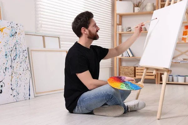 Hombre Pintando Estudio Usando Caballete Para Sostener Lienzo — Foto de Stock