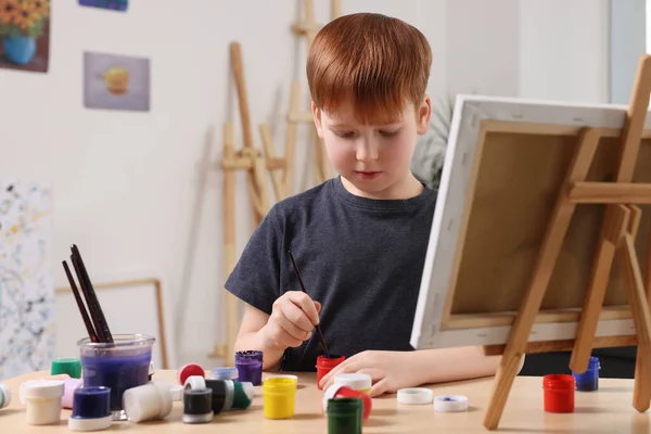 Little Boy Painting Table Studio Using Easel Hold Canvas — Stock Photo, Image
