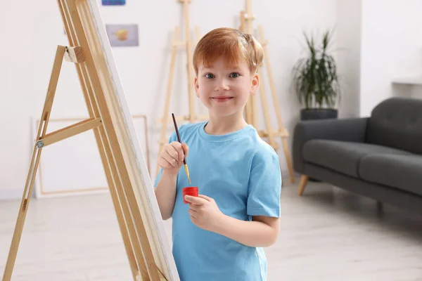 Gelukkige Kleine Jongen Schilderen Studio Ezel Gebruiken Doek Vast Houden — Stockfoto