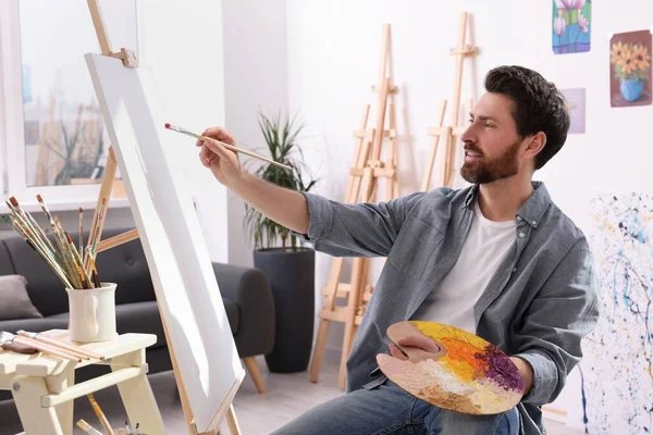 Hombre Pintando Estudio Usando Caballete Para Sostener Lienzo —  Fotos de Stock
