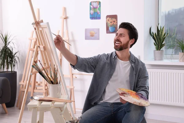 Hombre Feliz Pintando Estudio Usando Caballete Para Sostener Lienzo — Foto de Stock