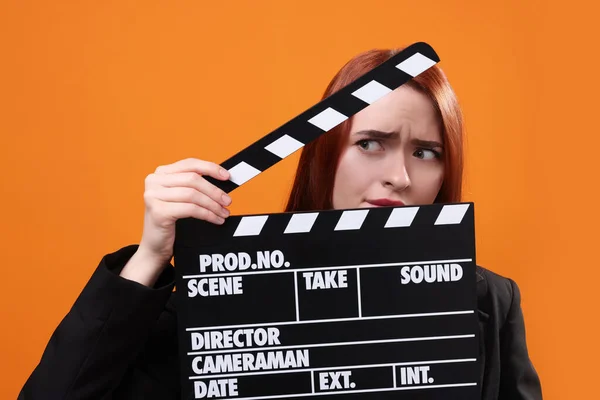 Emotionele Actrice Met Klapbord Oranje Achtergrond Filmindustrie — Stockfoto