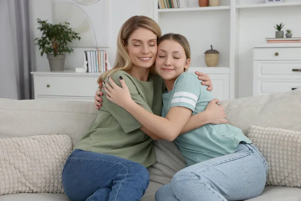 Glückliche Mutter Mit Ihrer Teenager Tochter Die Zeit Zusammen Hause — Stockfoto