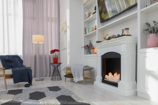 Beautiful Living Room Christmas Decor Fireplace Armchair Interior Design — Zdjęcie stockowe