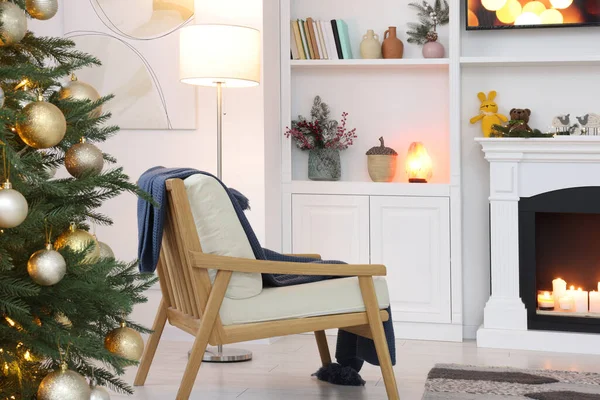 Beautiful Living Room Christmas Decor Fireplace Armchair Interior Design — Zdjęcie stockowe