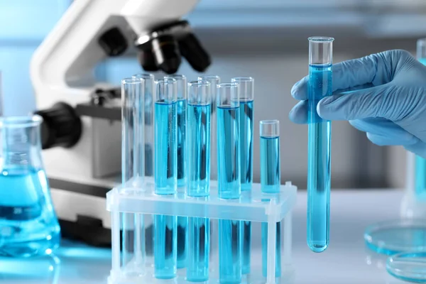 Wetenschapper Houdt Reageerbuis Met Lichtblauwe Vloeistof Laboratorium Close — Stockfoto