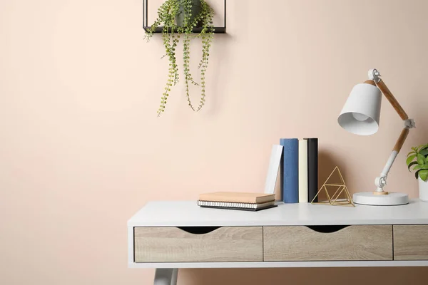 Modern Masa Lambası Kitaplar Bitki Bej Duvarın Yanında Yazı Için — Stok fotoğraf
