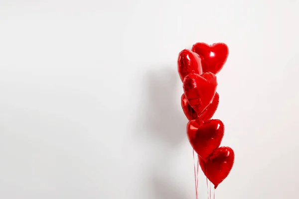 Veel Rode Hartvormige Ballonnen Witte Achtergrond Ruimte Voor Tekst — Stockfoto