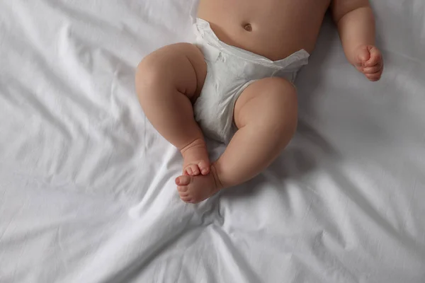 Kleines Baby Windel Auf Dem Bett Liegend Ansicht Von Oben — Stockfoto