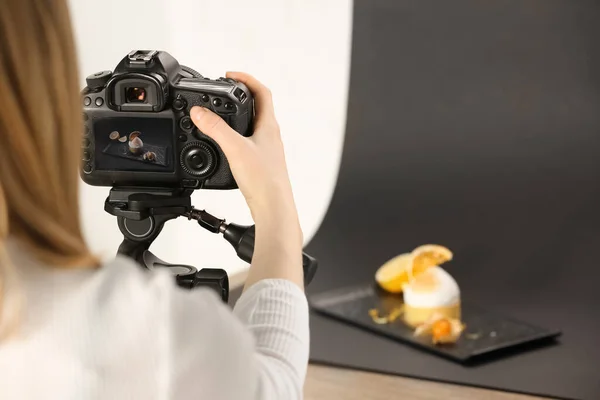 Estilista Alimentos Tirar Fotos Deliciosa Sobremesa Estúdio Close Espaço Para — Fotografia de Stock