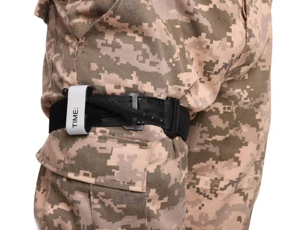 身着军服的士兵 腿上有医疗止血带 背景为白色 特写镜头 — 图库照片