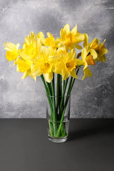 Bouquet Beautiful Yellow Daffodils Vase Grey Wooden Table — Stock Photo, Image
