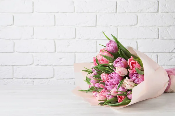 Buket Tulip Indah Meja Kayu Putih Ruang Untuk Teks — Stok Foto