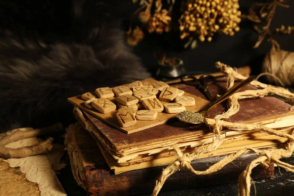 Muitas Runas Madeira Livros Antigos Sobre Altar — Fotografia de Stock