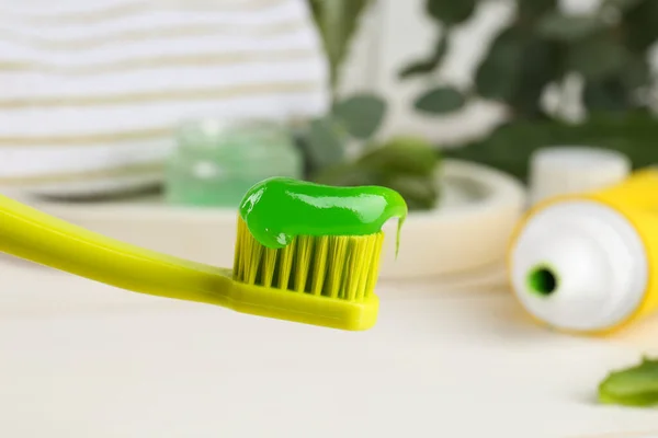 Tandborste Med Aloe Tandkräm Suddig Bakgrund Närbild — Stockfoto