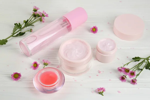 Házi Készítésű Kozmetikai Termékek Gyönyörű Virágok Fehér Asztalon — Stock Fotó
