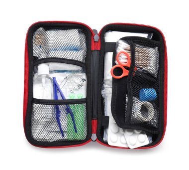 Üst görünümde izole edilmiş ilk yardım kitini aç