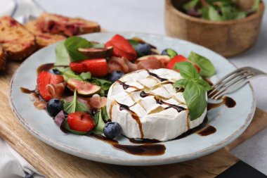 Peynirli, dutlu ve balzamik sirkeli leziz salata, yakın plan.