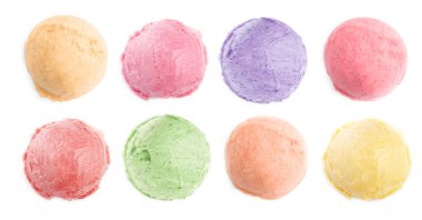 Dondurma kepçeleri farklı renkler ve tatlar beyaz, üst görünümde izole